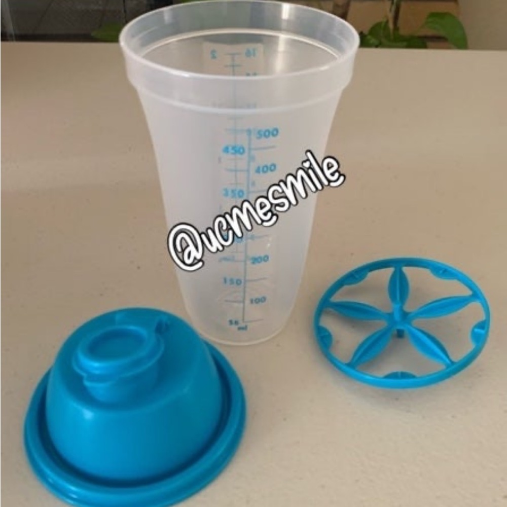 Tupperware Quick Shake - Blender / Mixer / Shaker Cup - Picture 2 of 5